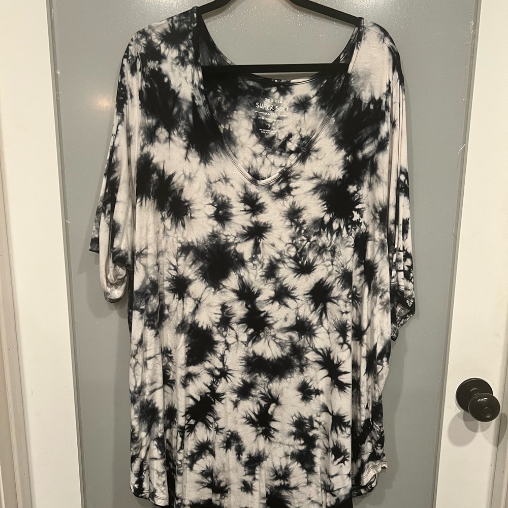 Torrid Black and White Super Soft Tunic Top